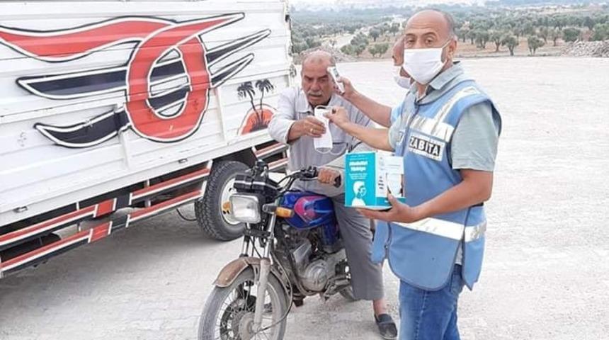Hayvan pazarında gelenlerin ateşi &ouml;l&ccedil;&uuml;l&uuml;p maske veriliyor