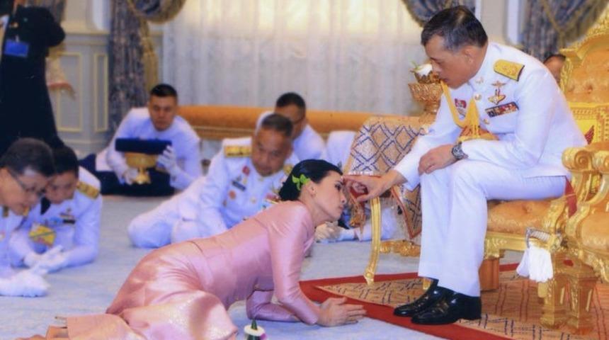 İlginç yaşamıyla bilinen Tayland Kralı 'bardağı taşırdı'