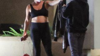 Lady Gaga ceketini hayranına verdi 