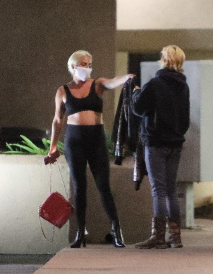 Lady Gaga ceketini hayranına verdi  G1