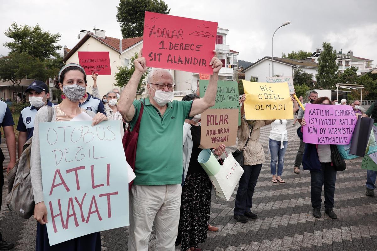 Test s&uuml;r&uuml;ş&uuml; i&ccedil;in B&uuml;y&uuml;kada'ya gelen Ekrem İmamoğlu'na protesto