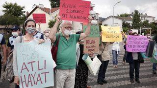 Test sürüşü için Büyükada'ya gelen Ekrem İmamoğlu'na protesto