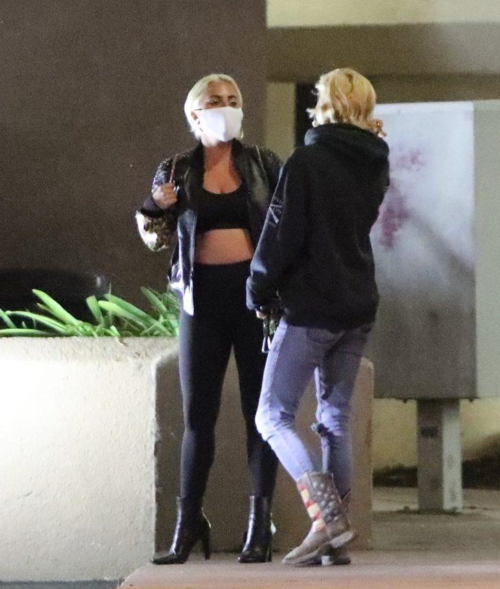 Lady Gaga ceketini hayranına verdi  G3