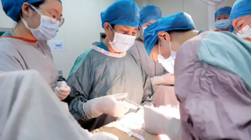 Çin’de bir anne ikiz bebeklerinden birini 10 yıl sonra doğurdu