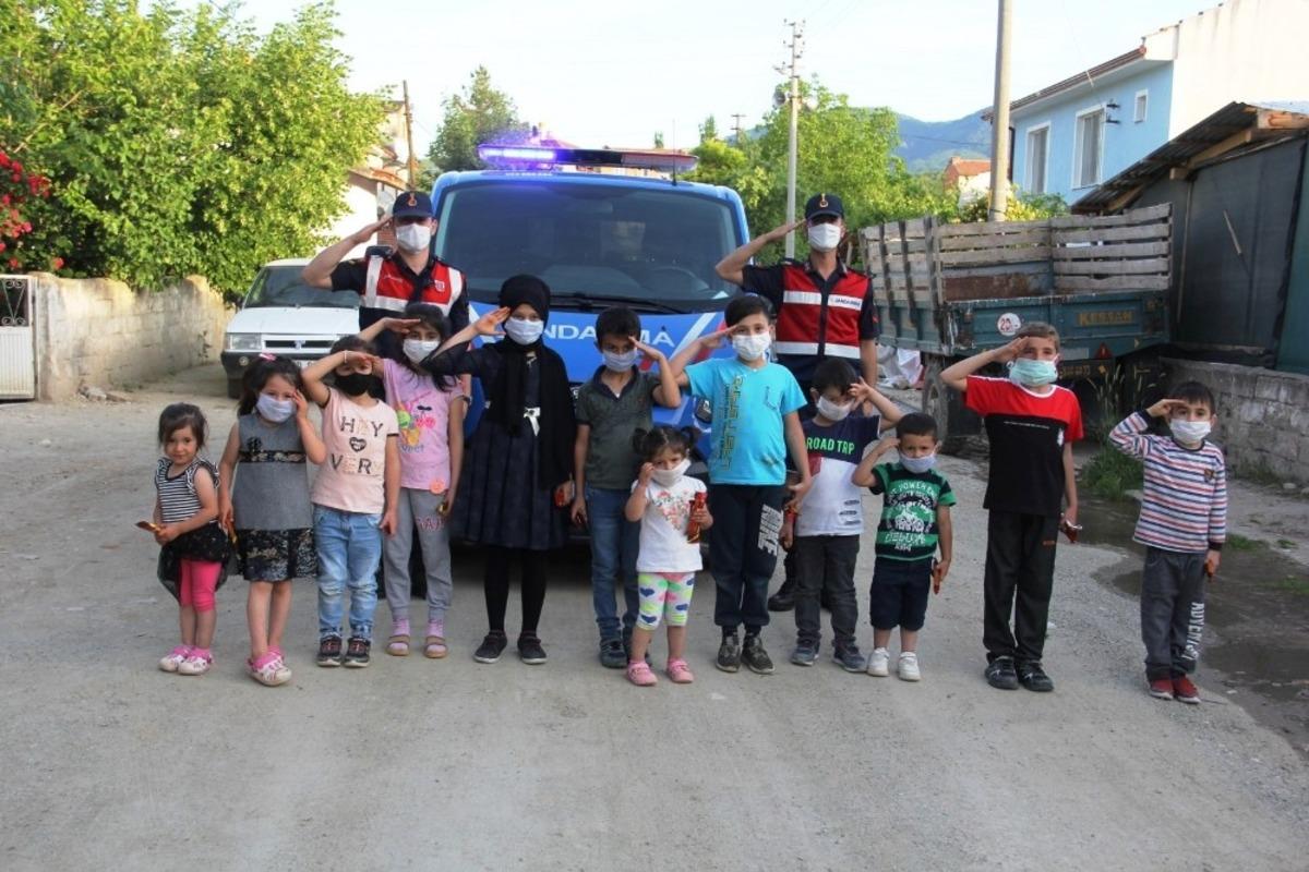 Hisarcık Jandarmasından &ccedil;ocuklara jest