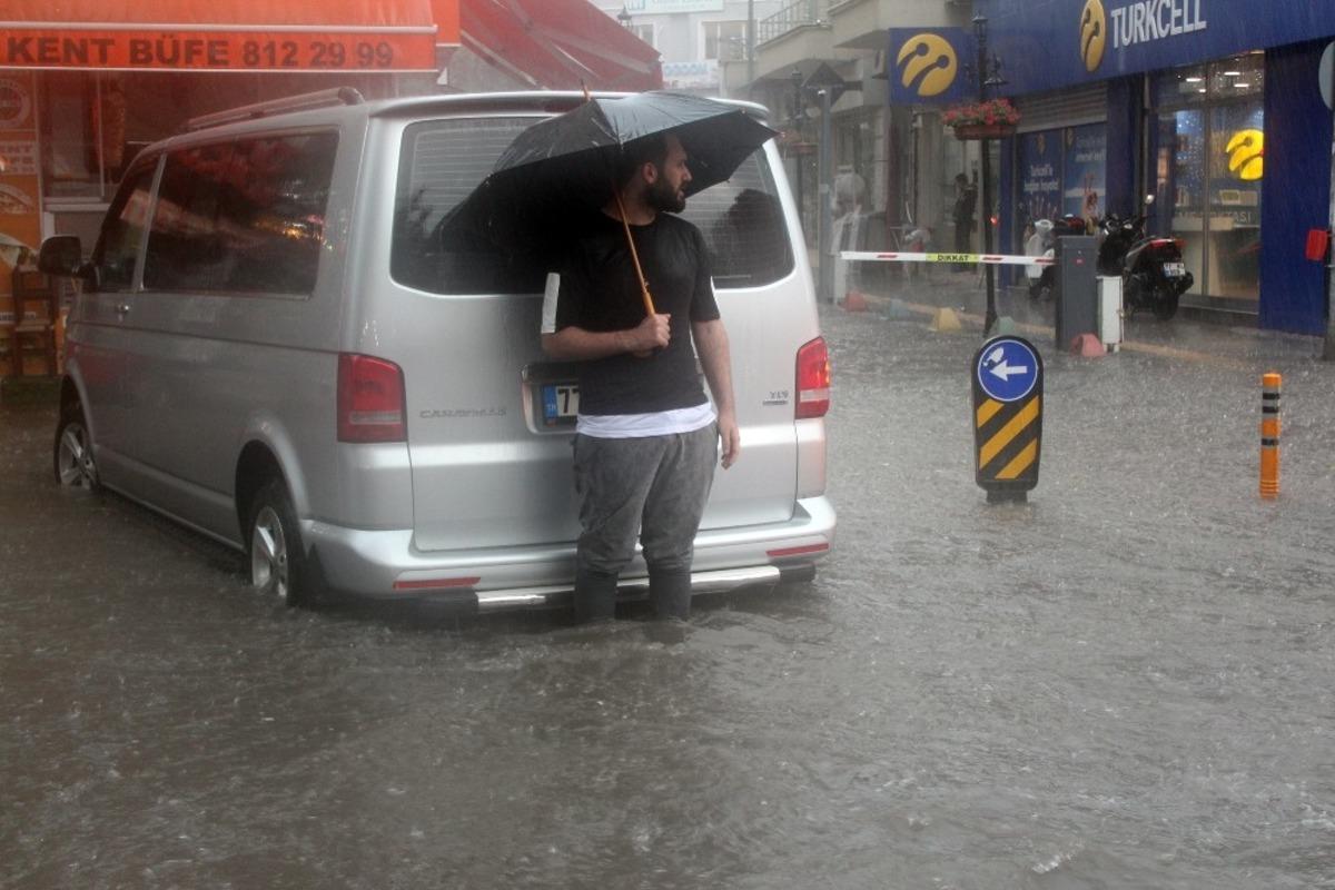 Yalova sele teslim oldu
