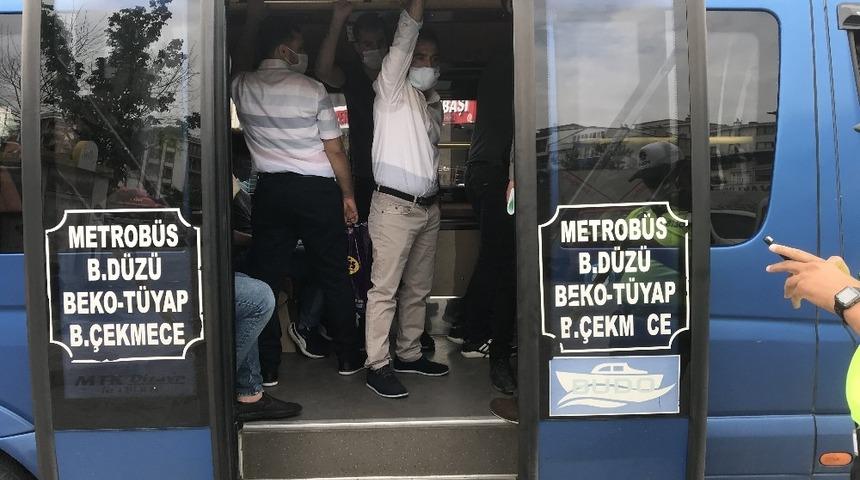 Esenyurt’ta 'sosyal mesafesiz' yolculuk! Minibüsten 32 kişi çıktı