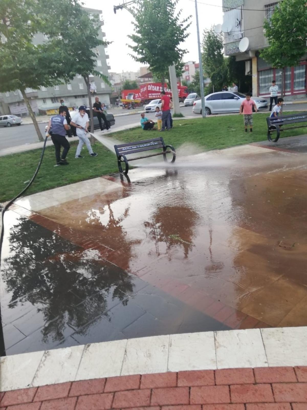 Bağlar&rsquo;da parklar sosyal mesafeli cuma namazına hazırlandı