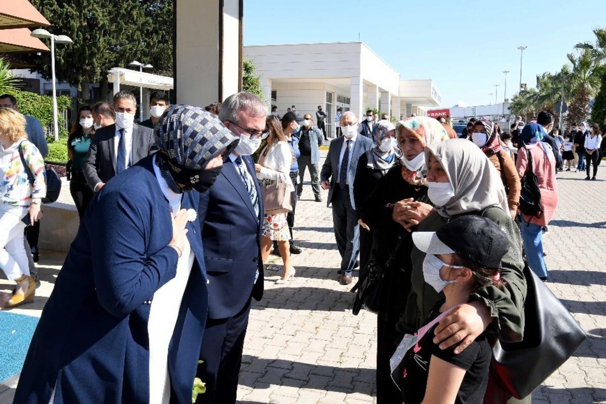 Vali M&uuml;nir Karaloğlu Diyarbakır&rsquo;a uğurlandı