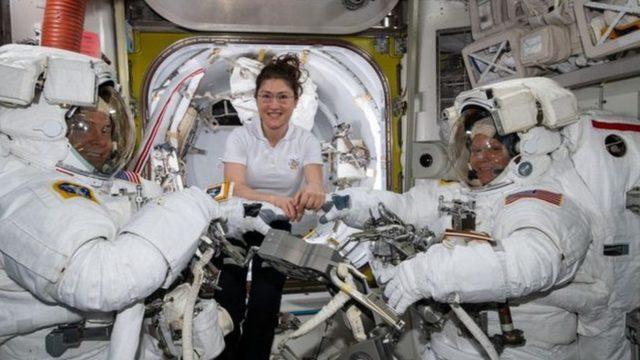 NASA'nın kadın astronotlardan oluşan uzay yürüyüşü planı, onlara uyan uzay elbisesi bulunamadığı için iptal edildi