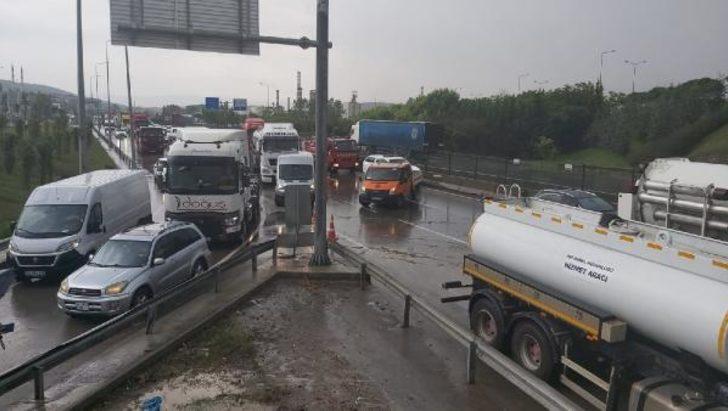 Birçok ilde sağanak etkili oldu! İstanbul istikameti trafiğe kapandı G4