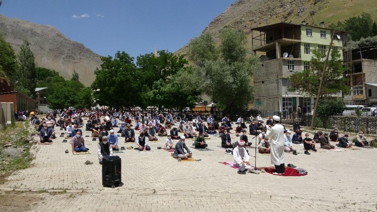 Bah&ccedil;esaray&rsquo;da korona vir&uuml;s g&ouml;lgesinde cuma namazı