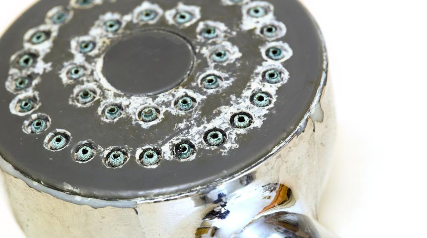 Duş başlığı temizliğinde bu y&ouml;ntemleri ilk kez duyacaksınız! Limon s&uuml;r&uuml;p...