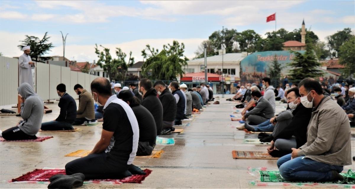 Kırşehir&rsquo;de, cuma namazı yağmur altında kılındı