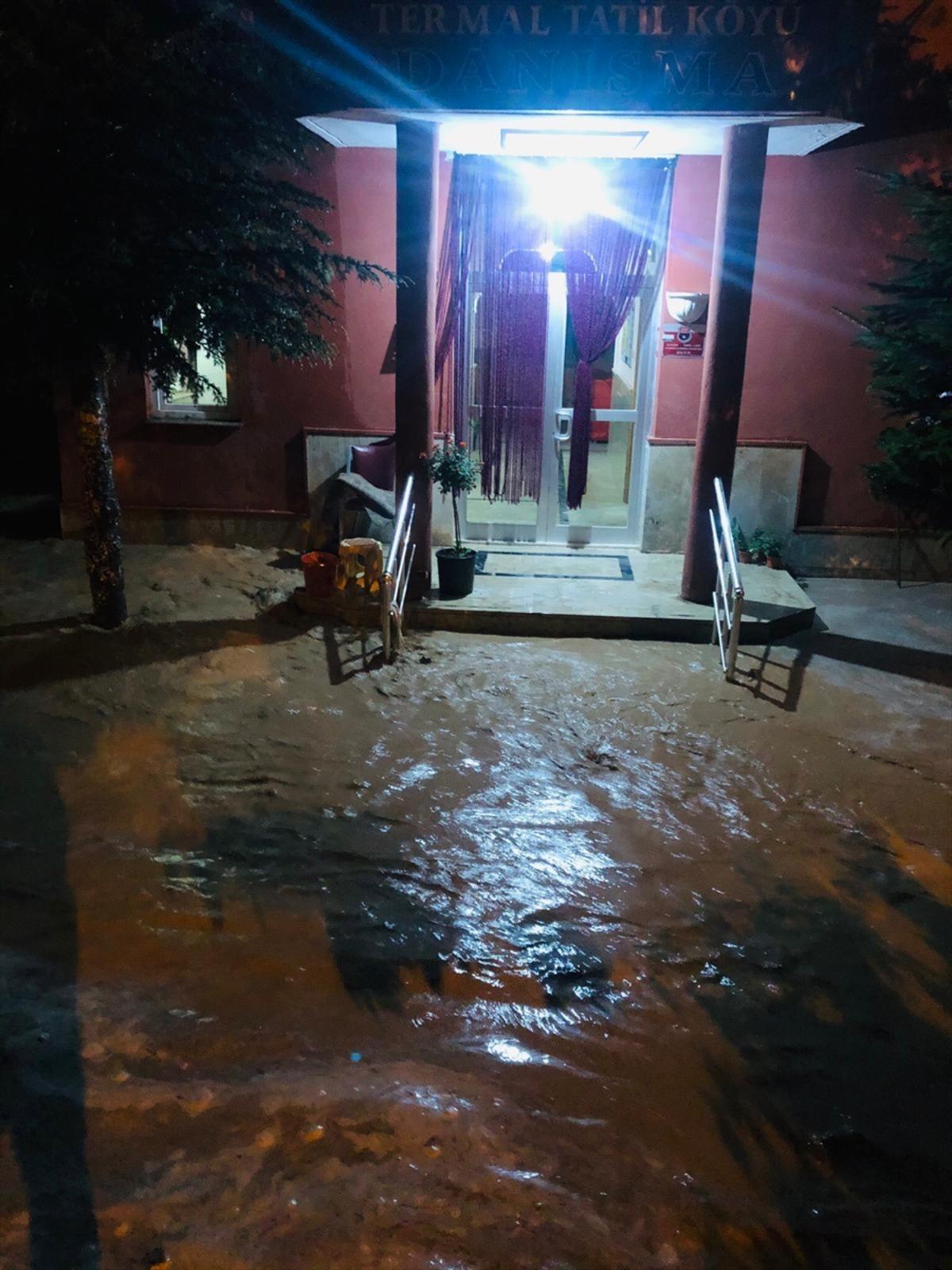 G&Uuml;NCELLEME - Kozaklı'da sağanak sele neden oldu