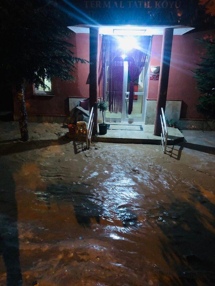 GÜNCELLEME - Kozaklı'da sağanak sele neden oldu G1