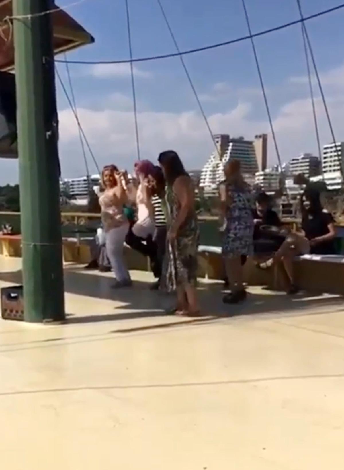 Tekne turunda sosyal mesafeyi hi&ccedil;e sayıp halay &ccedil;ektiler