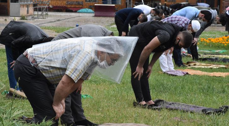 Yağmur altında cuma namazı! Şemsiye, poşet ve kartonlarla korundular G1