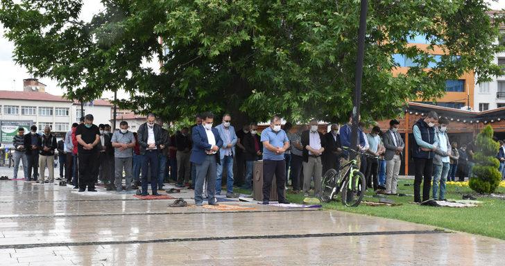 Yağmur altında cuma namazı! Şemsiye, poşet ve kartonlarla korundular G2