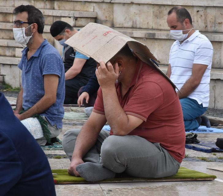 Yağmur altında cuma namazı! Şemsiye, poşet ve kartonlarla korundular G3