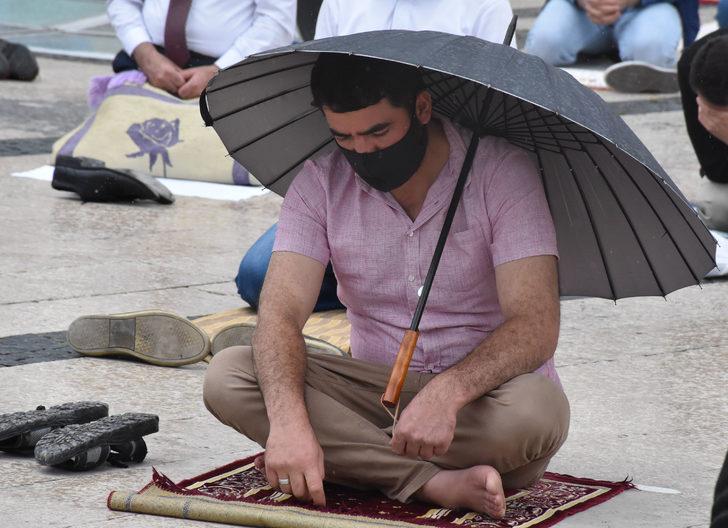 Yağmur altında cuma namazı! Şemsiye, poşet ve kartonlarla korundular G4