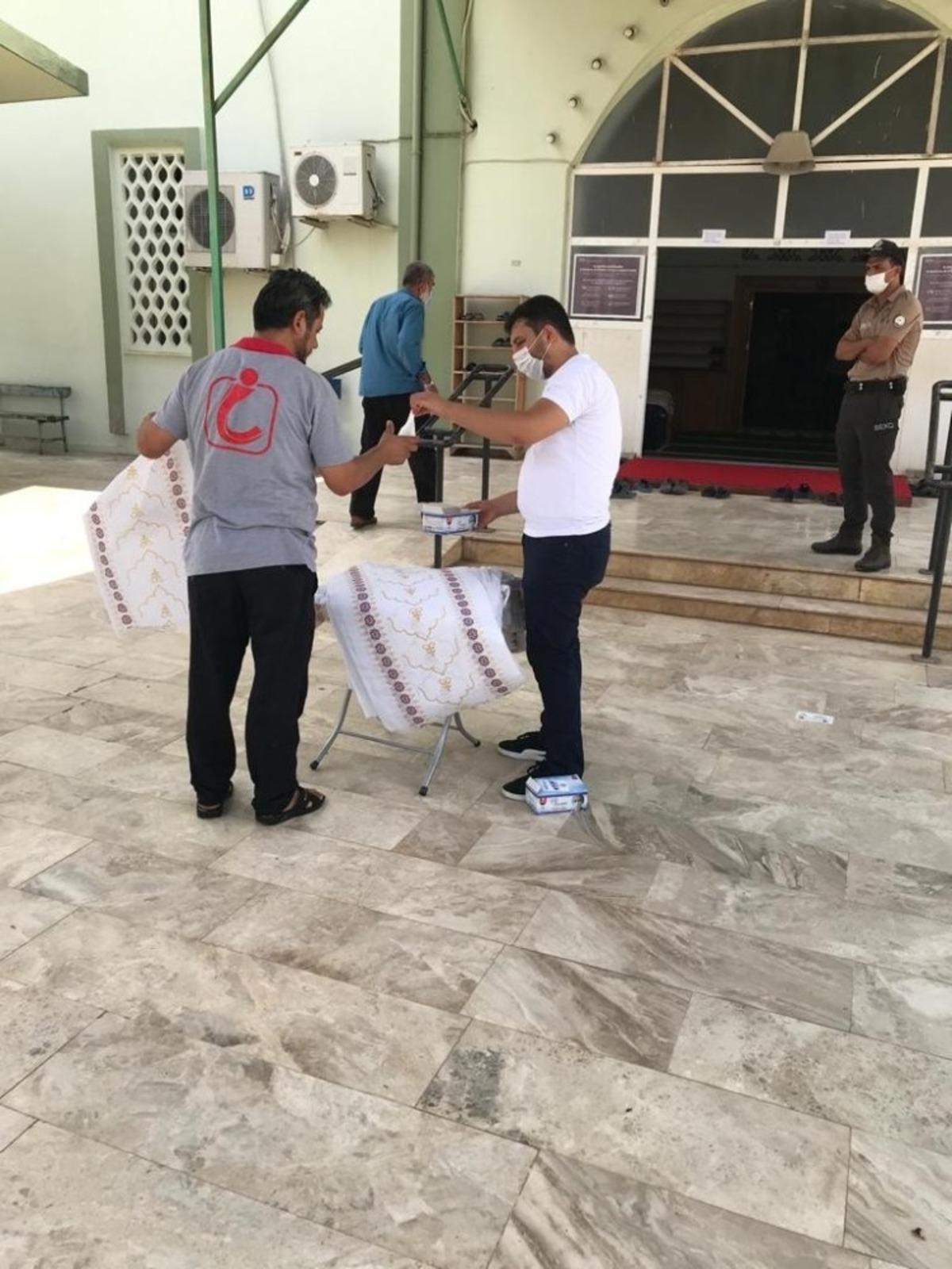 Kozan&rsquo;da AK Parti&rsquo;den cemaate maske ve seccade