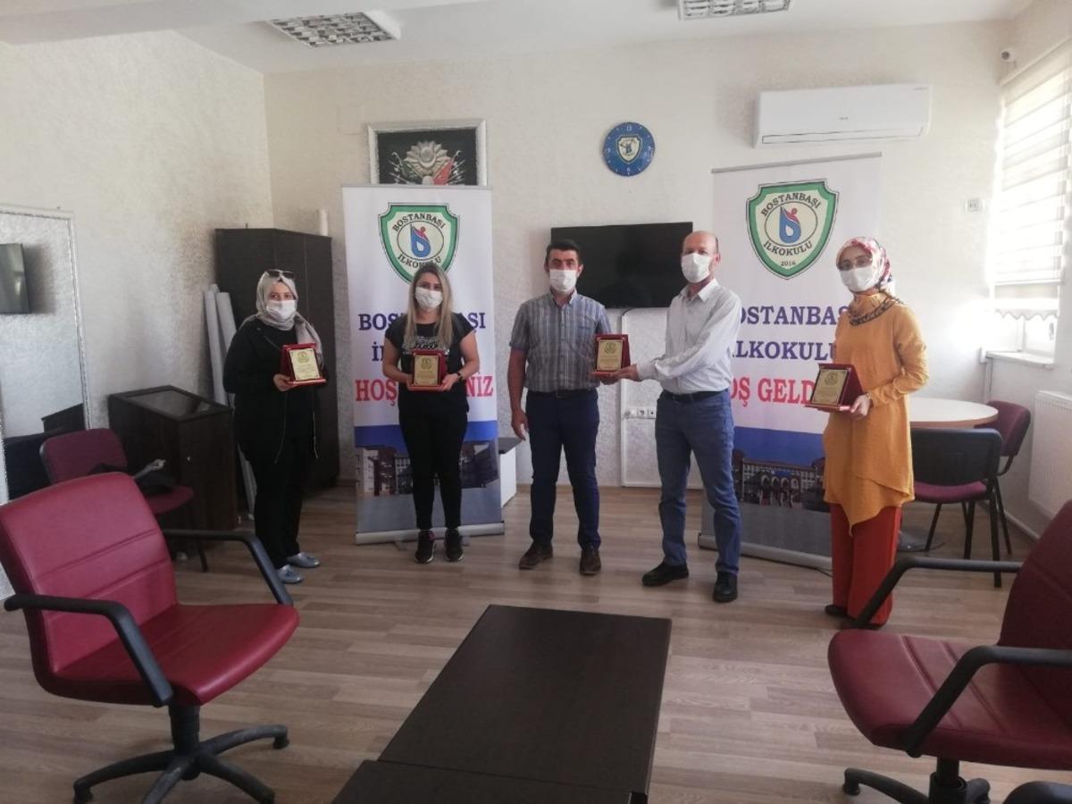 Velilerden &ouml;ğretmenlere plaket