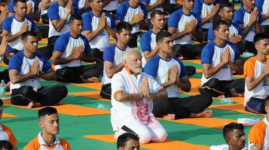 Salgından kırılan &uuml;lkenin başbakanı yoga &ouml;nerdi!