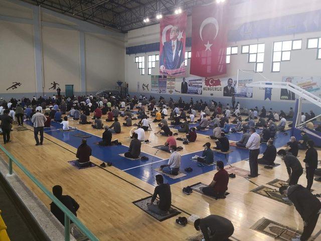 Cuma namazı spor salonunda kılındı