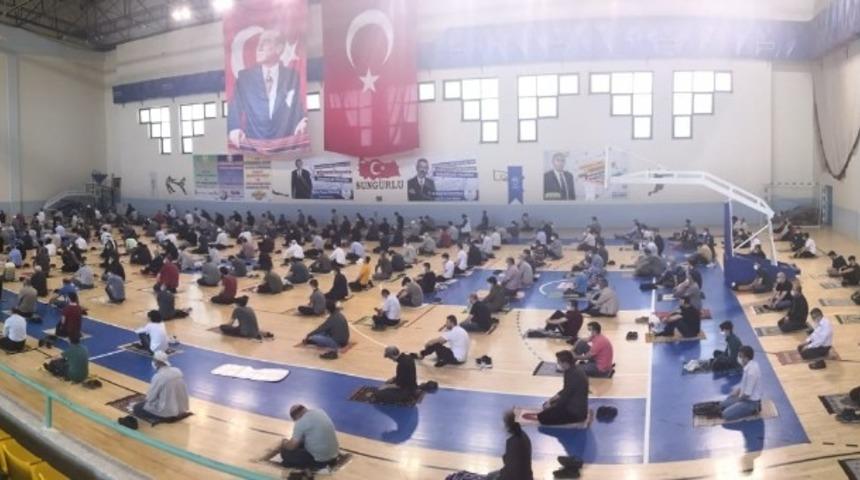 Cuma namazı spor salonunda kılındı