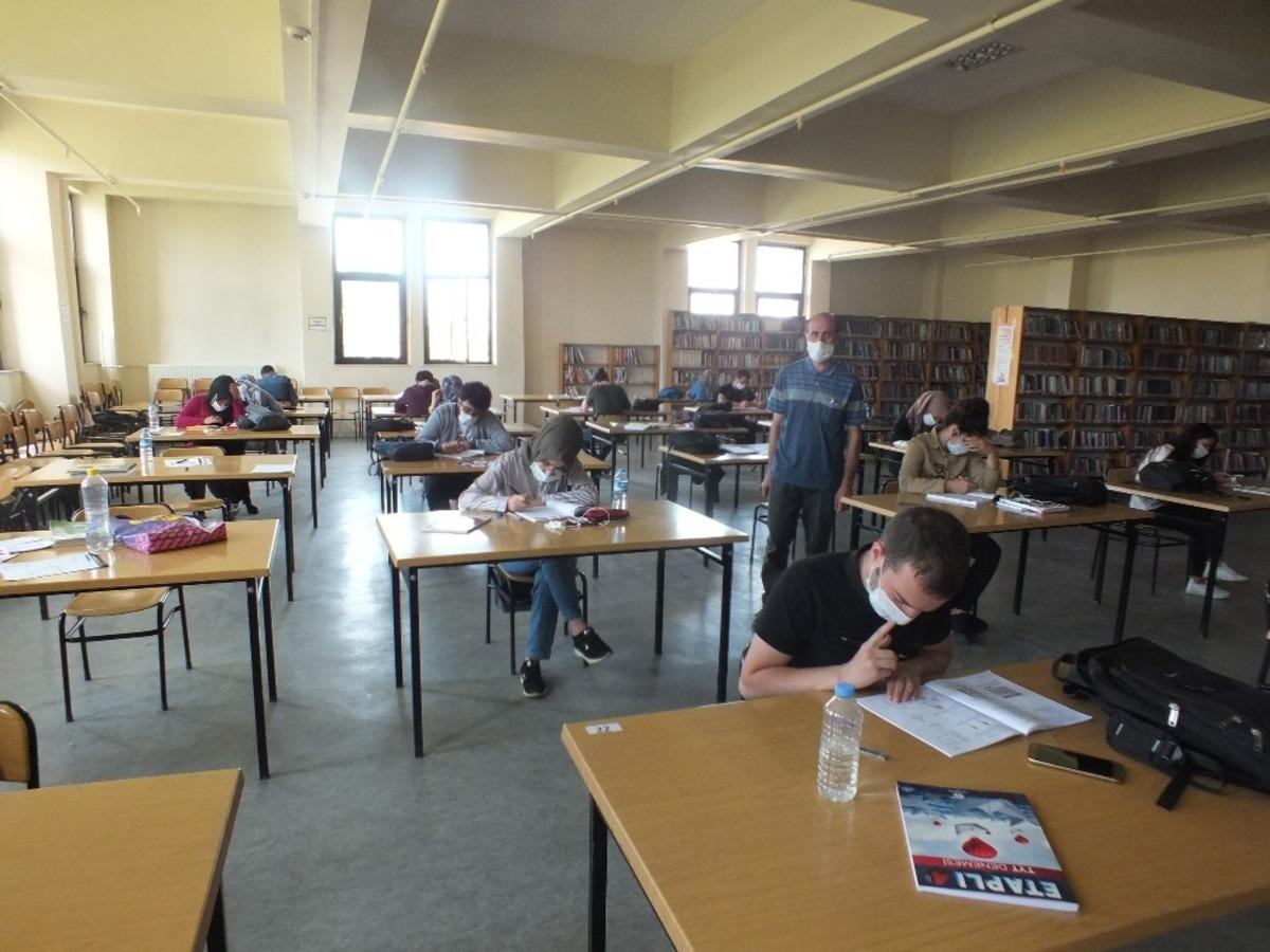 Malazgirtli gen&ccedil;ler &uuml;niversite sınavına k&uuml;t&uuml;phanede hazırlanıyor