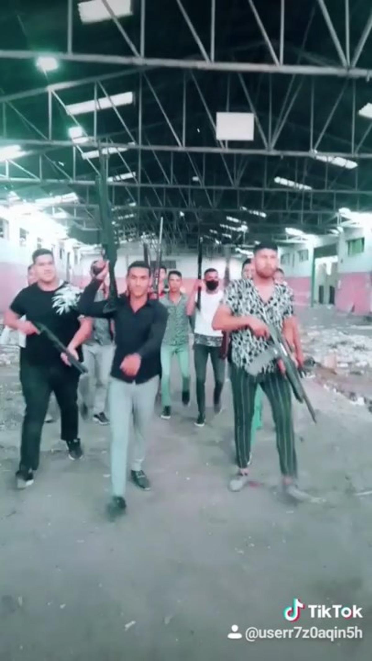 Pompalı t&uuml;feklerle video &ccedil;ekip, paylaşan 20 kişiye g&ouml;zaltı