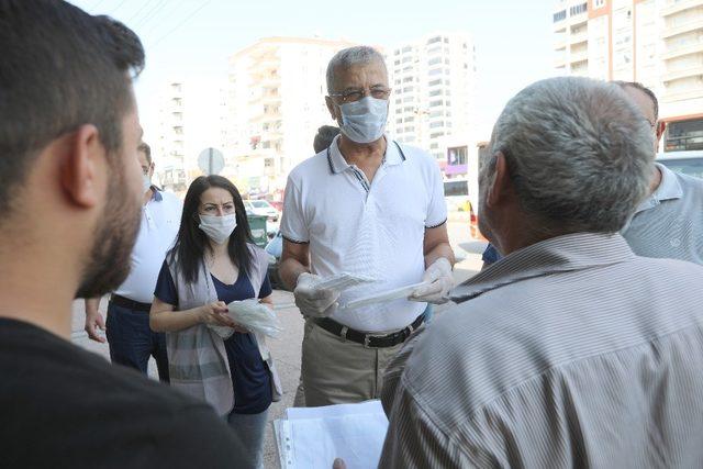 Başkan Tarhan, maske dağıtıyor