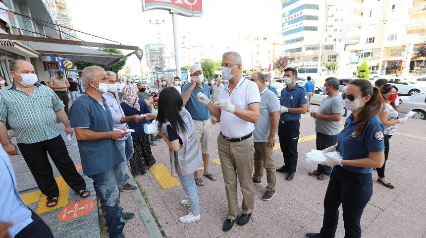 Başkan Tarhan, maske dağıtıyor