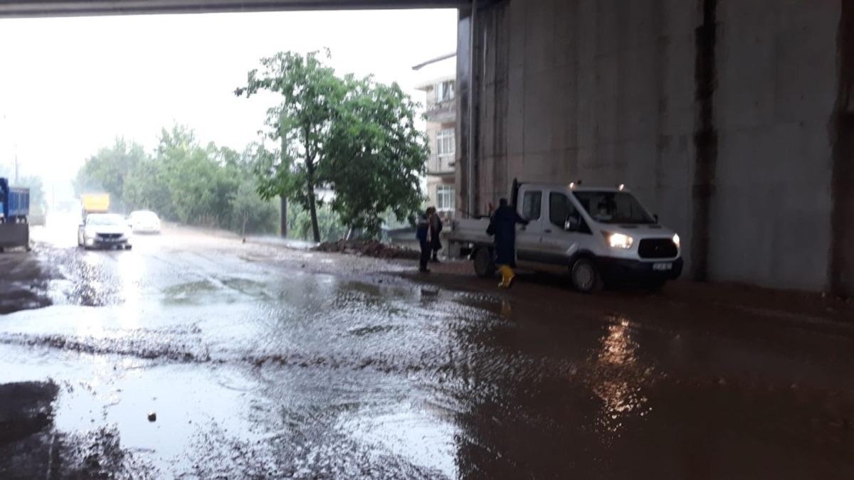İzmit Belediyesi ekipleri yağışa m&uuml;dahale ediyor