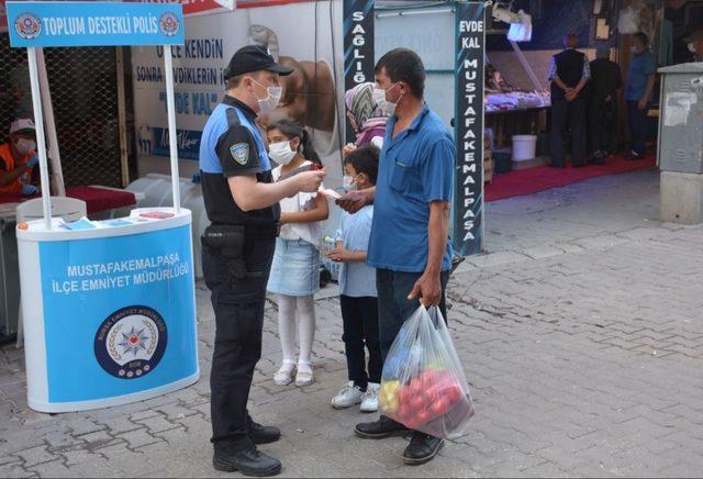 Polisler dolandırıcılığa karşı vatandaşlara broşür dağıttı