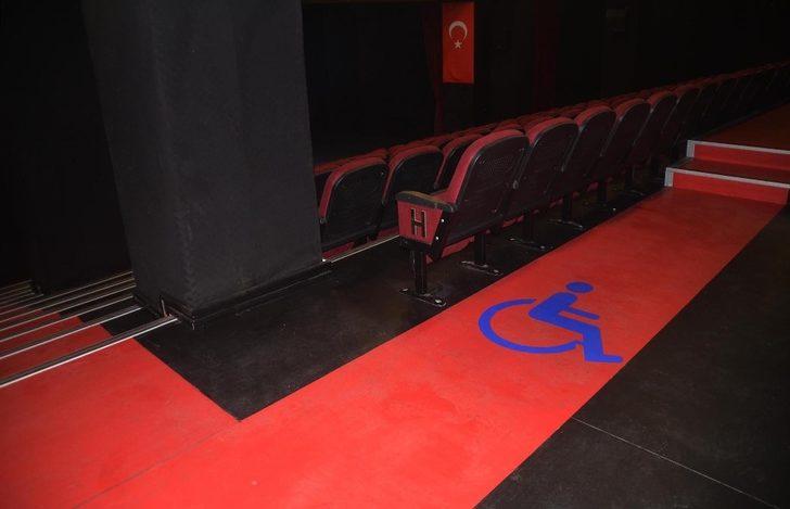 Kuşadası Belediyesi Erkan Yücel sahnesi yenilendi G3