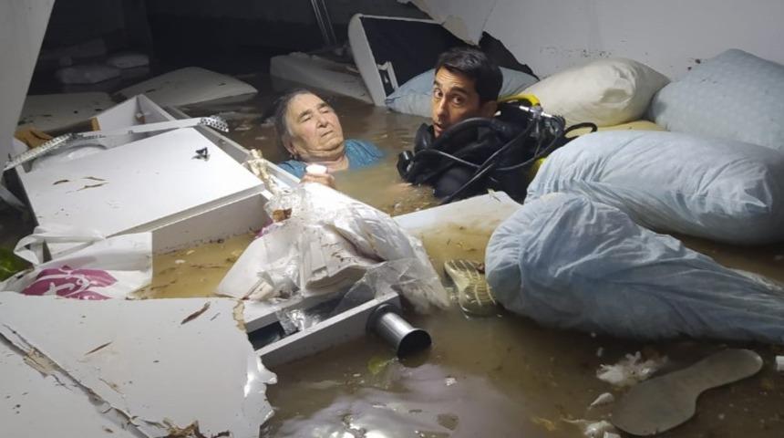 Su basan hastanenin bodrum katında mahsur kalan kadını dalgıç polis kurtardı