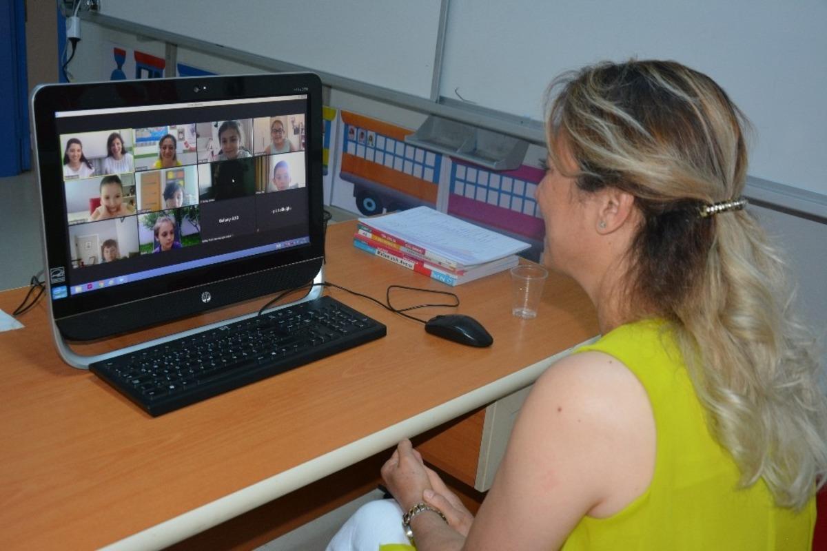 Başak Koleji &ouml;ğretmenleri, &ouml;ğrencilerle online olarak vedalaştı