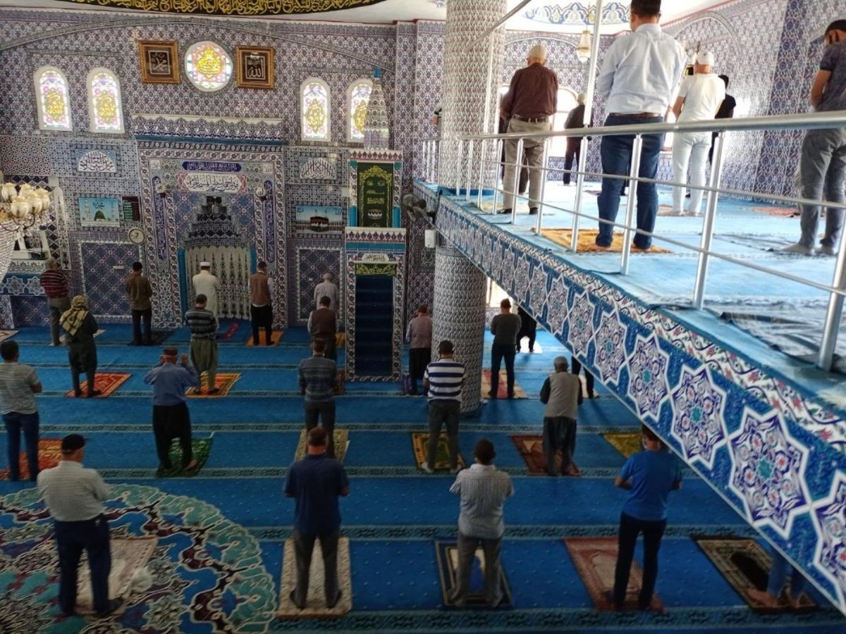 Dicle&rsquo;de sosyal mesafeli cuma namazı