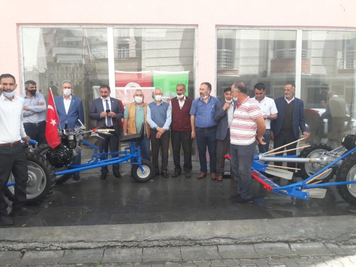 Kağızman&rsquo;da &ccedil;ift&ccedil;ilere ot bi&ccedil;me makinesi verildi