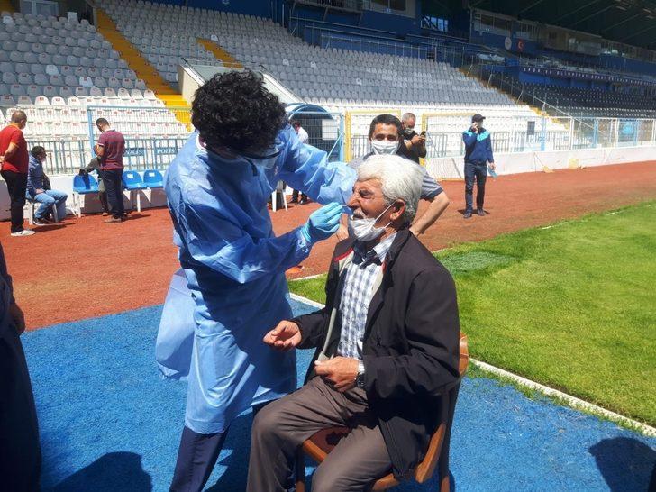 Erzurumspor-Eskişehirspor maçında görevli personele Covid-19 testi yapıldı G1