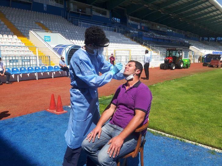 Erzurumspor-Eskişehirspor maçında görevli personele Covid-19 testi yapıldı G2