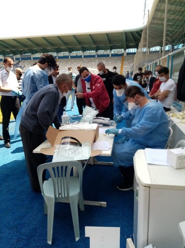 Erzurumspor-Eskişehirspor maçında görevli personele Covid-19 testi yapıldı G5