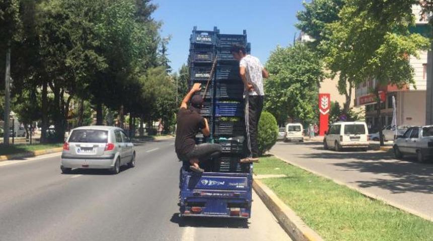 Adıyaman'da tehlikeli yolculuk! Dakikalarca ilerlediler