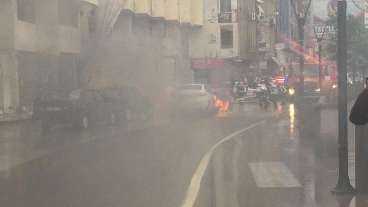 Hatay’da seyir halindeki araç alev alev yandı G1