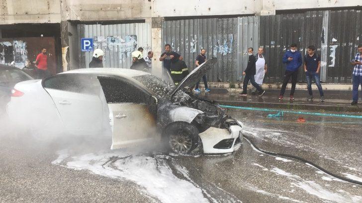 Hatay’da seyir halindeki araç alev alev yandı G3