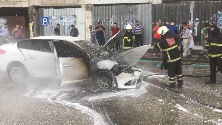Hatay’da seyir halindeki araç alev alev yandı G4