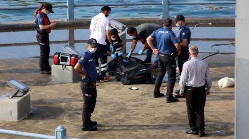 Galata K&ouml;pr&uuml;s&uuml; ayaklarında erkek cesedi bulundu!