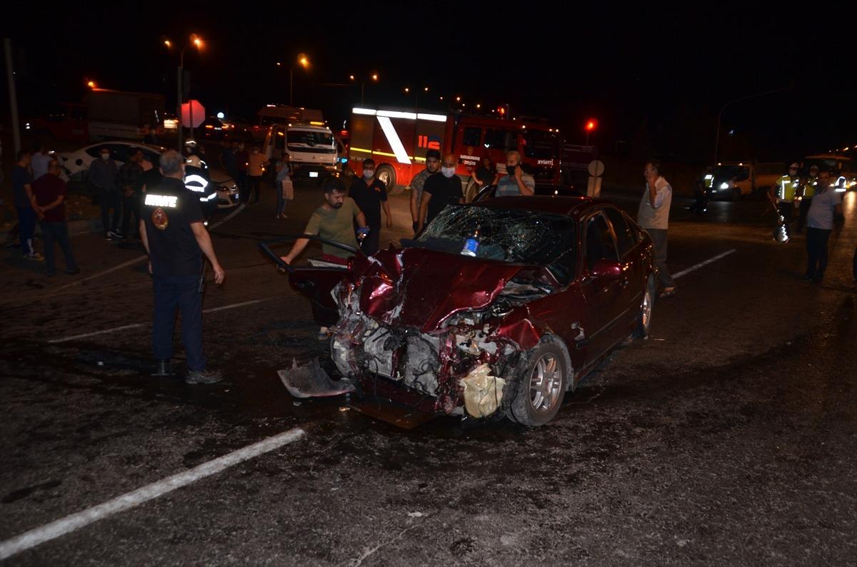 Kahramanmaraş'ta iki otomobil &ccedil;arpıştı: 8 yaralı